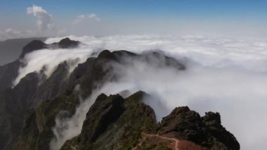 Portekiz 'in Madeira kentindeki Pico Ruivo dağ yolunda yürüyüş yaparken bulutlar üzerindeki zaman kaybı