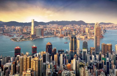 Hong Kong 'un dramatik günbatımında gökyüzü manzarası, Çin - Asya