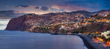 Funchal şehri geceleri Praia Formosa plajı yakınlarında, Madeira - Portekiz