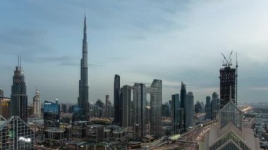 Dubai ufuk çizgisi üzerinde, Burj Halife ve gökdelenlerle, Birleşik Arap Emirlikleri ile dramatik gündoğumunun hızlandırılması.