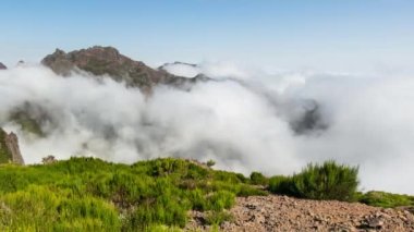 Pico Arieiro 'dan Pico Ruivo, Madeira' ya giden yolda hızlandırılmış manzara