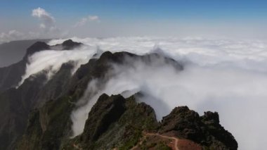 Portekiz 'in Madeira kentindeki Pico Ruivo dağ yolunda yürürken bir bulut ters çevirme olayına göz yumma zamanaşımı