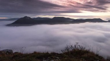 Dağ landcape siste bulutlar üzerinde güneşe sunrise - motion video lapse zaman