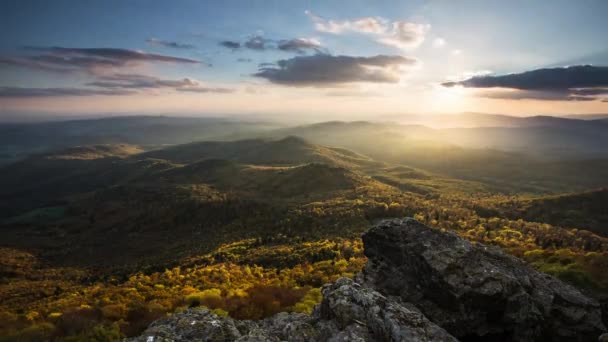 Günbatımının Sonbahar Doğası Ile Kayalık Bir Orman Manzarasında Zaman Kaybı — Stok video
