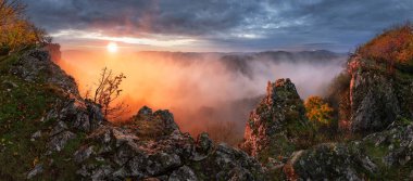 Sis, güneş ve insan siluetiyle dağlarda dramatik bir gün doğumu - manzara manzarası 