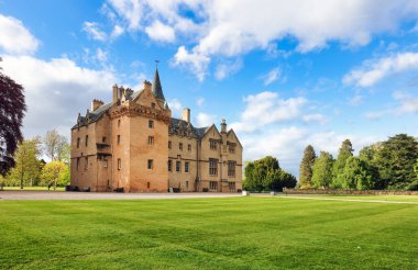 Inverness, Highlands, İskoçya - Mai 13, 2022: İskoçya yakınlarındaki Brodie Şatosu. Şimdi Ulusal Güven tarafından işletiliyor. Burası popüler bir dağlık bölge turistik merkezi.. 