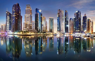 Gün batımında Dubai şehrinin gökyüzü manzarası, BAE marina gezisi fotoğrafı. Dubai Business Bay silueti