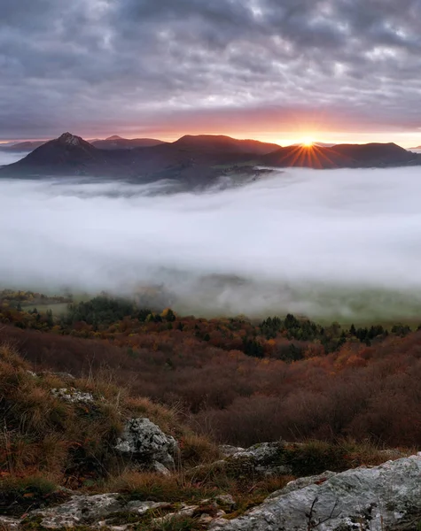 Dramatyczny Jesienny Wschód Słońca Górach Czerwonym Niebem Chmurami — Zdjęcie stockowe