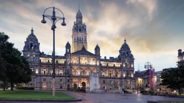 Glasgow City Chambers ve George Square 'in dramatik günbatımında zaman aşımı, İskoçya - İngiltere, hiç kimse