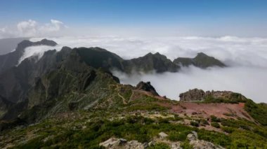 Portekiz 'in Madeira kentindeki Pico Ruivo dağ yolunda yürürken bir bulut ters çevirme olayına göz yumma zamanaşımı