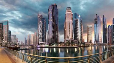 Basra Körfezi 'ndeki Dubai limanının dramatik gündoğumu. Tatiller ve tatiller, BAE