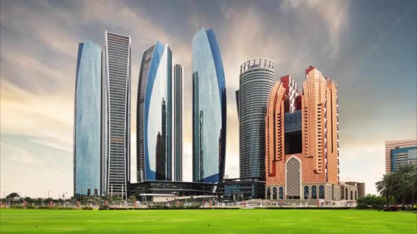 Wieżowce Abu Dhabi Dramatycznym Zachodzie Słońca Zjednoczone Emiraty Arabskie — Wideo stockowe