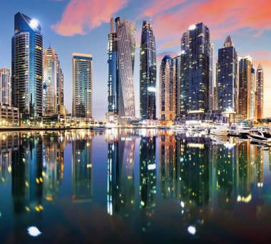 Lüks Dubai Marina Kanalı ve güzel bir yaz günü, Dubai, Birleşik Arap Emirlikleri