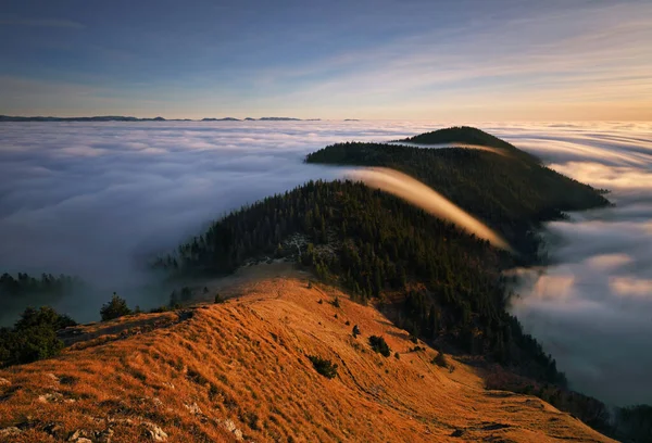 Sonbahar Dağlarında Gün Batımı Bulutların Üzerinde Hava Tersine Dönerken Slovakya — Stok fotoğraf