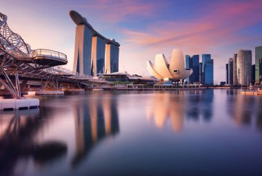 Gün batımında Marina 'da Singapur şehri