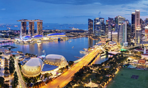 Вид с воздуха на деловой район и город Сингапура в сумерках в Сингапуре, Азия
