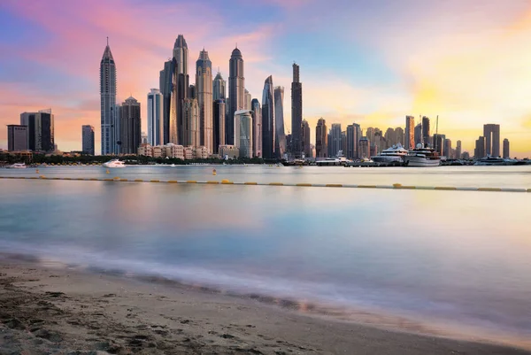 Dubai Skyline Marina Con Reflecion Atardecer Colorido Uea — Foto de Stock