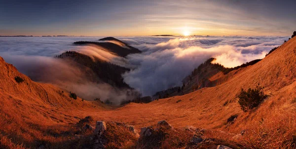 Drammatica Alba Montagna Con Nebbia Sole Panorama Sul Promontorio — Foto Stock