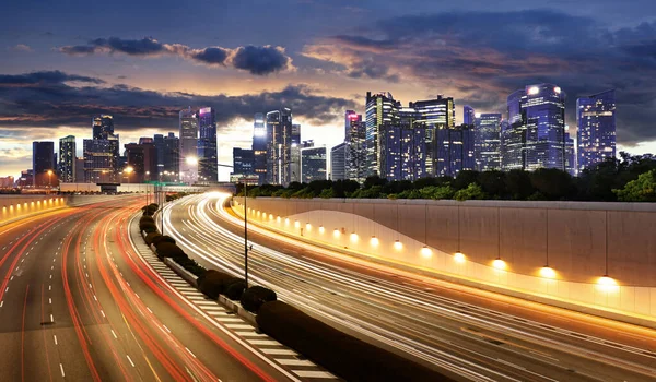 夕暮れ時のシンガポール交通 ダウンタウンの金融 — ストック写真