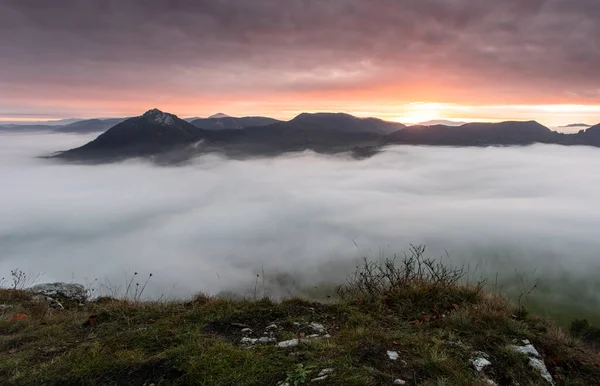 Panorama Jesiennej Góry Nad Chmurami Słońcem — Zdjęcie stockowe