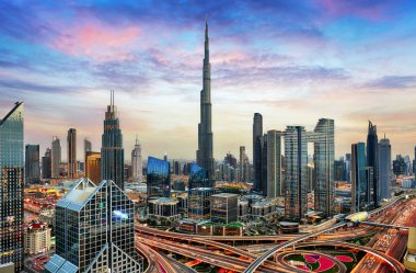 Dubai Şehir Merkezi ve Şeyh Zayed Yolu kesişiminin muhteşem silüeti, Birleşik Arap Emirlikleri
