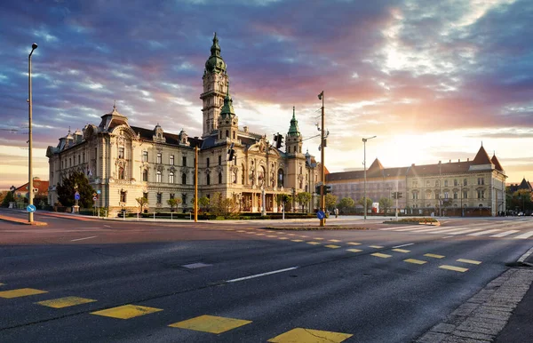 匈牙利 Gyor市政厅和街道上的戏剧性落日 — 图库照片