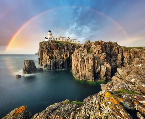 Rainbow Neist Point Lighthouse Sulle Verdi Scogliere Dell Isola Skye — Foto Stock