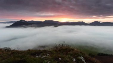 Slovakya 'nın başkenti Vadi' de dramatik gündoğumu dağları manzarasının hızlandırılması