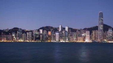 Hong Kong 'da zaman gece ve gündüz geçiyor.