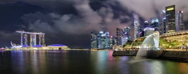 Alacakaranlıkta Marina Körfezi 'nde Singapur silueti