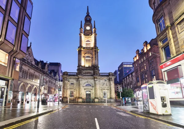 市内中心部のネルソン マンデラ プレイスにあるスコットランド教会セント ジョージ トロン教会に向かうジョージ ストリート — ストック写真