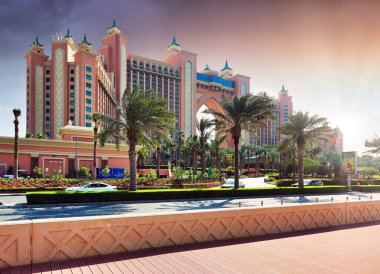 Dubai - Atlantis Oteli üzerinde dramatik günbatımı Palm, Dubai, Birleşik Arap Emirlikleri. 20 Ocak 2023.
