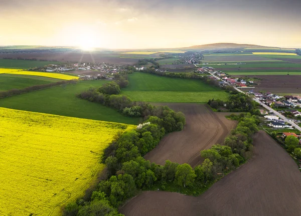 Dramatischer Sonnenuntergang Über Landwirtschaftlichen Feldern Und Bäumen Mit Dorf Drohnenblick — Stockfoto