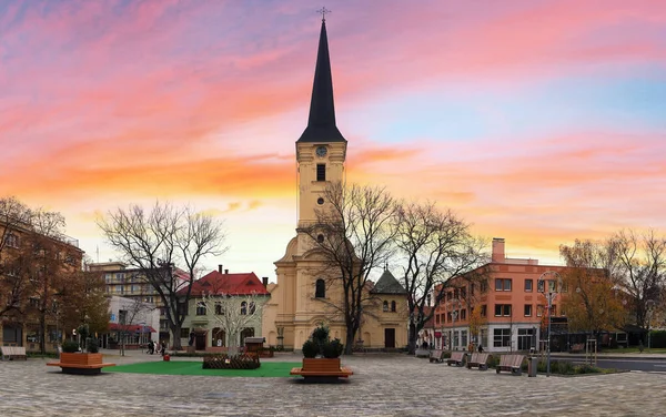 Günbatımında Slovakya Kilisesi Olan Nove Zamky Şehrinde Bir Meydan — Stok fotoğraf