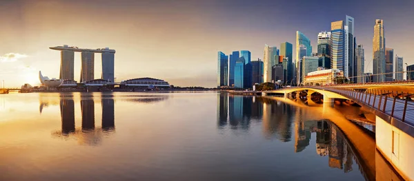 劇的な夕日の間のマリーナのシンガポール市 — ストック写真