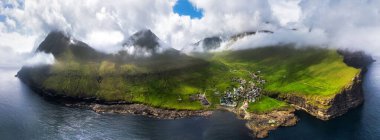 Faroe Adaları - Okyanus, Eysturoy Adası, Avrupa 'daki Gjogv köyünün yamaçlardaki havadan panoramik görüntüsü