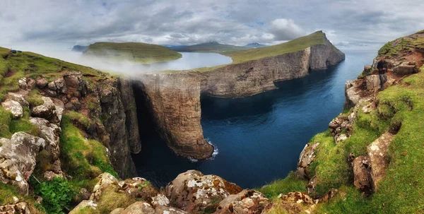 Faroe Adaları Manzarası Leitisvatn Gölü Yakınlarındaki Traelanipa Köle Uçurumu Yürüyüş — Stok fotoğraf