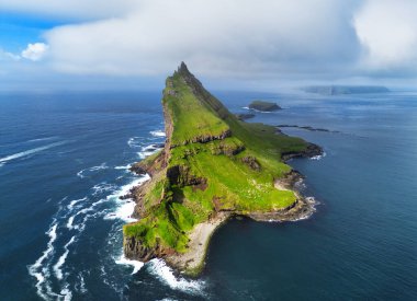 Faroe Adaları 'ndaki Tindholmur Vagar, Kuzey Atlantik Okyanusu' nda gün boyunca hava aracı görüntüsü. Faroe Adaları, Danimarka, Avrupa.