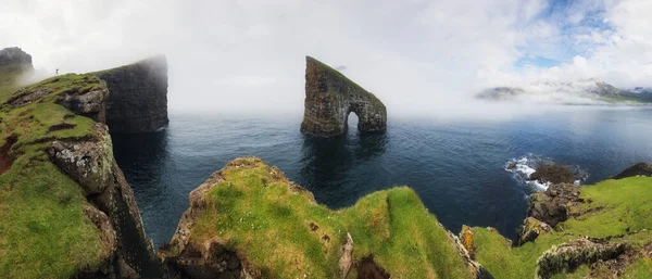 Panorama Wysp Owczych Atlantyckim Oceanem Klifem Wybrzeża Drangarnir Dania — Zdjęcie stockowe