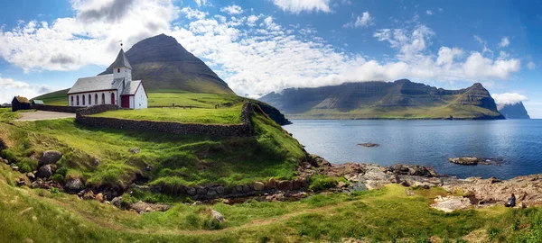 Igreja Junto Mar Com Panorama Oceânico Montanhoso Ilhas Faroé Dinamarca — Fotografia de Stock