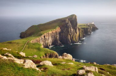 Neist Point Deniz fenerinin Skye Adası 'nın yeşil uçurumlarındaki manzarası.
