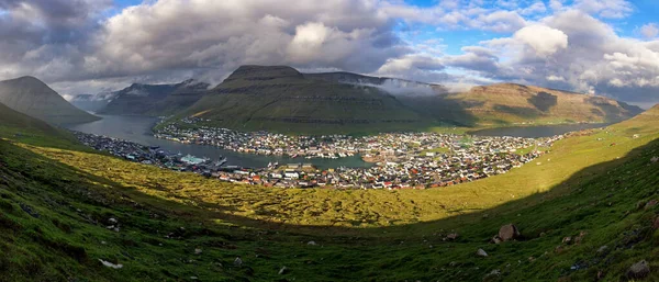 Vista Montanha Klakkur Sobre Cidade Klaksvik Oceano Atlântico Nas Ilhas — Fotografia de Stock