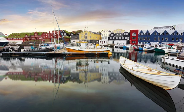 Widok Kolorowy Port Historycznej Dzielnicy Torshavn Zabarwienia — Zdjęcie stockowe