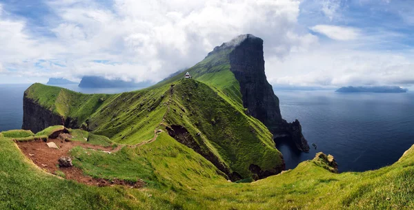 Farol Kallur Colinas Verdes Ilha Kalsoy Ilhas Faroé Dinamarca Fotografia — Fotografia de Stock