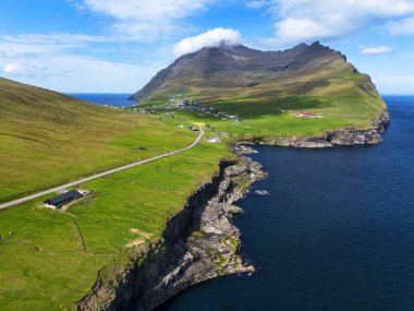 Vidoy Adası 'nın açık hava manzaralı dağ manzarası. Faroe Adalarının yaz manzarası