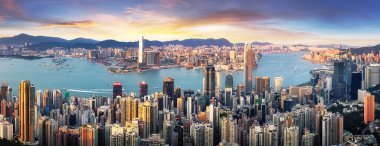 Hong Kong dramatik günbatımında, Çin silueti - hava manzarası