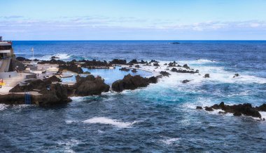 Portekiz, Madeira Adası, Porto Moniz 'de volkanik lav yüzme havuzu.