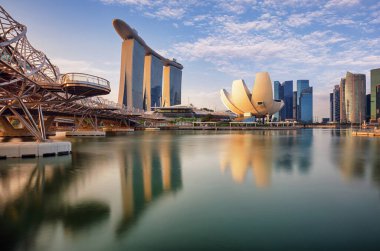 Singapur - 14 Ekim 2019: Singapur iş bölgesi ufuk çizgisi sabah gündoğumuyla birlikte Singapur Marina Körfezi, Singapur