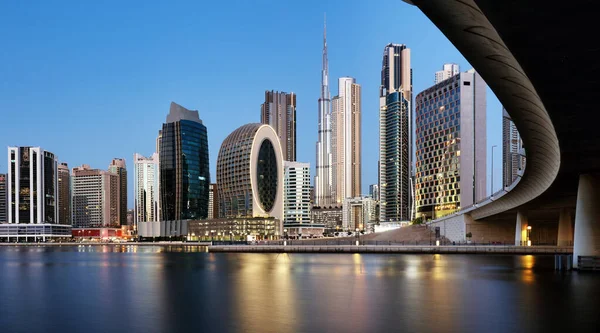 해돋이와 크릭에서 두바이 스카이라인의 파노라마 아랍에미리트 — 스톡 사진