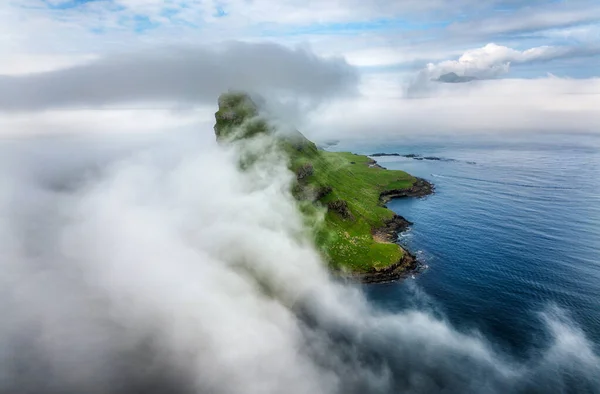 Ilhas Faroé Paisagem Drone Grande Penhasco Oceano Com Muitas Nuvens — Fotografia de Stock